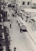 שוטרים בריטים מפזרים המון ביפו ביום פרוץ מאורעות תרצ"ו (1936)