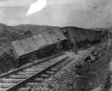 רכבת משא שהופצצה וירדה מהפסים