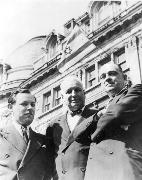 הלל קוק, הסנטורים סמרס וג'ילט עומדים בכניסה לבניין הוועד העברי לשחרור האומה בוושינגטון