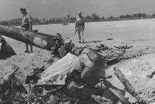שרידי מטוס מצרי שהופל עי חיל האויר ליד יד מרדכי