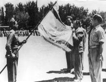 מפקד האצ"ל, מנחם בגין, במסדר החטיבה הירושלמית של האצ"ל מקבל את דגל החטיבה
