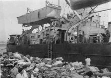 הטענת מטען על האניה אלטלנה במזח פורט דה בוק לפני ההפלגה לארץ