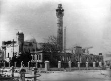 מסגד חסן בק ודגל ישראל מתנוסס על הצריח