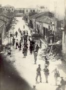 שבויים ערבים מובלים דרך רח' ברנט בסריקות האצ"ל אחרי כיבוש מנשייה