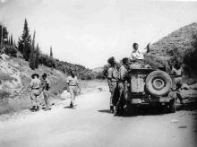 ג'יפ וחיילים בדרך בורמה לירושלים בדרך עפר מבט מאחור