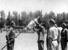 מנחם בגין במסדר חטיבת האצ"ל בירושלים, מקבל את דגל החטיבה